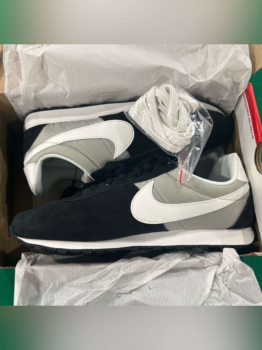 Nike Men's Black, Gray & White Retro Running Sneakers